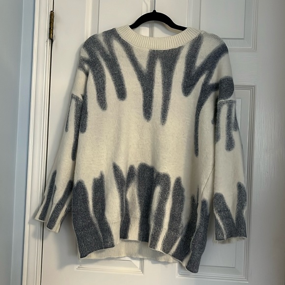 Verge Girl sweater with graffiti design - Picture 1 of 2